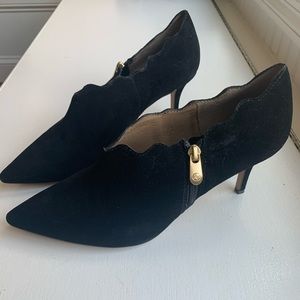 Women’s black suede heels. Adrienne Vittadini 10m
